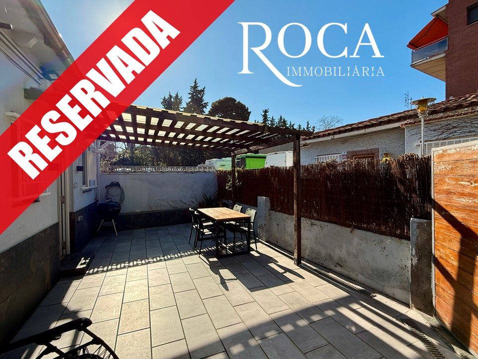 Exterior view of Single-family semi-detached for sale in  Barcelona Capital  with Air Conditioner, Heating and Private garden