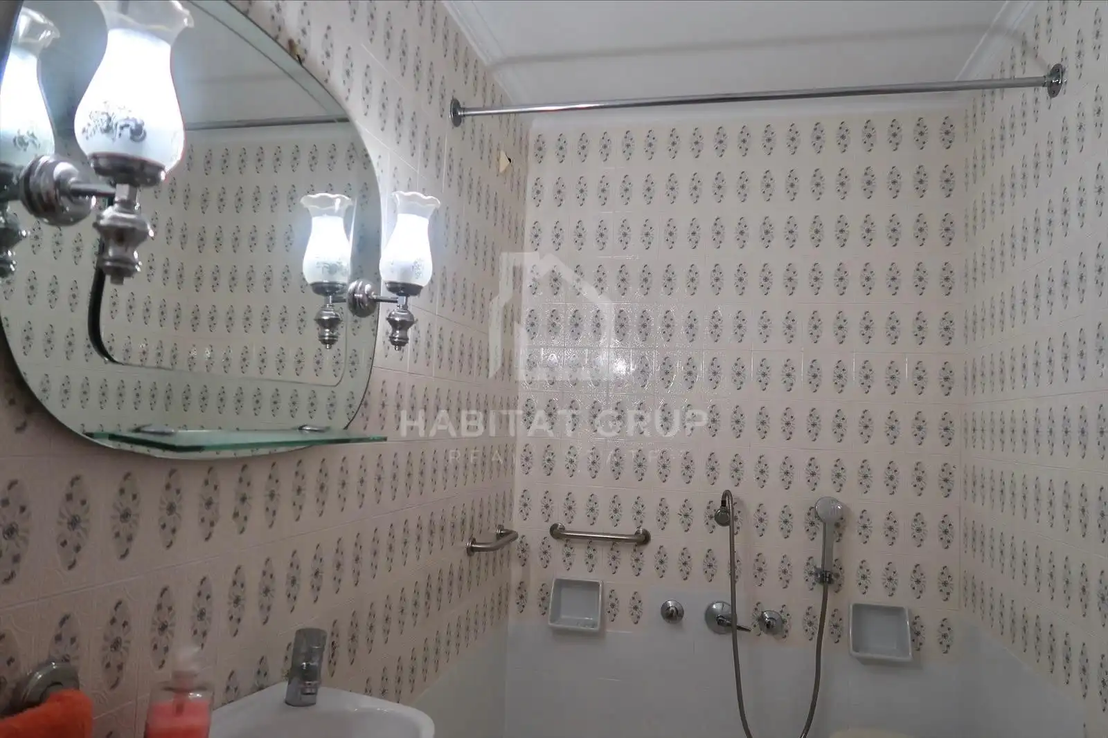 Badezimmer von Wohnung zum Verkauf in Es Castell mit Heizung und Privatgarten