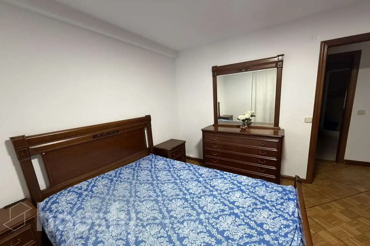 Schlafzimmer von Wohnung zur Miete in Madrid mit Heizung, Möbliert und Balkon
