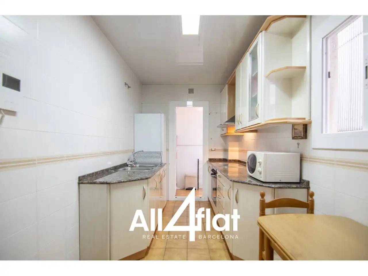 Cocina de Piso de alquiler en Barcelona con Parquet y Balcón