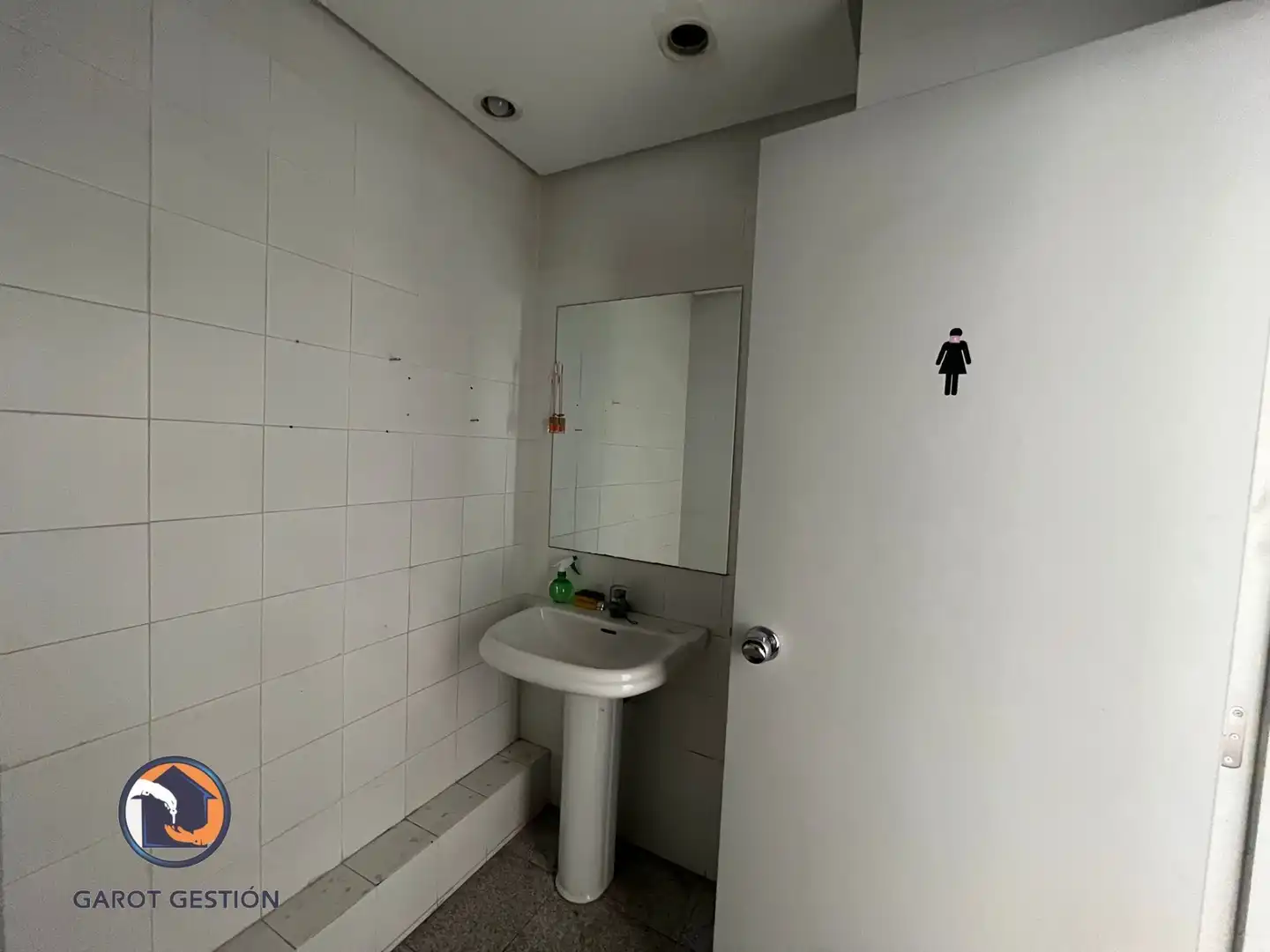 Bathroom of Commercial properties for sale in San Fernando de Henares  with Air Conditioner and Internet