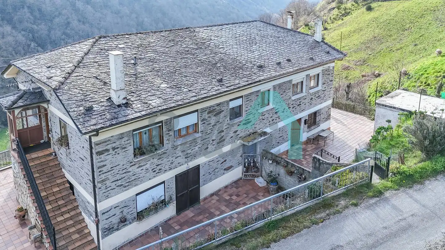Vista exterior de Casa adosada en venda en Cangas del Narcea amb Calefacció, Jardí privat i Terrassa