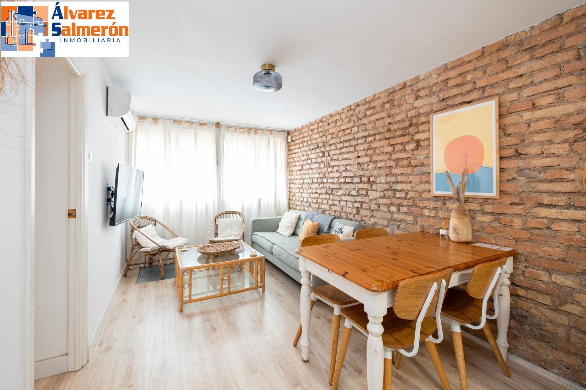 Living room of Flat for sale in  Granada Capital  with Air Conditioner, Heating and Storage room