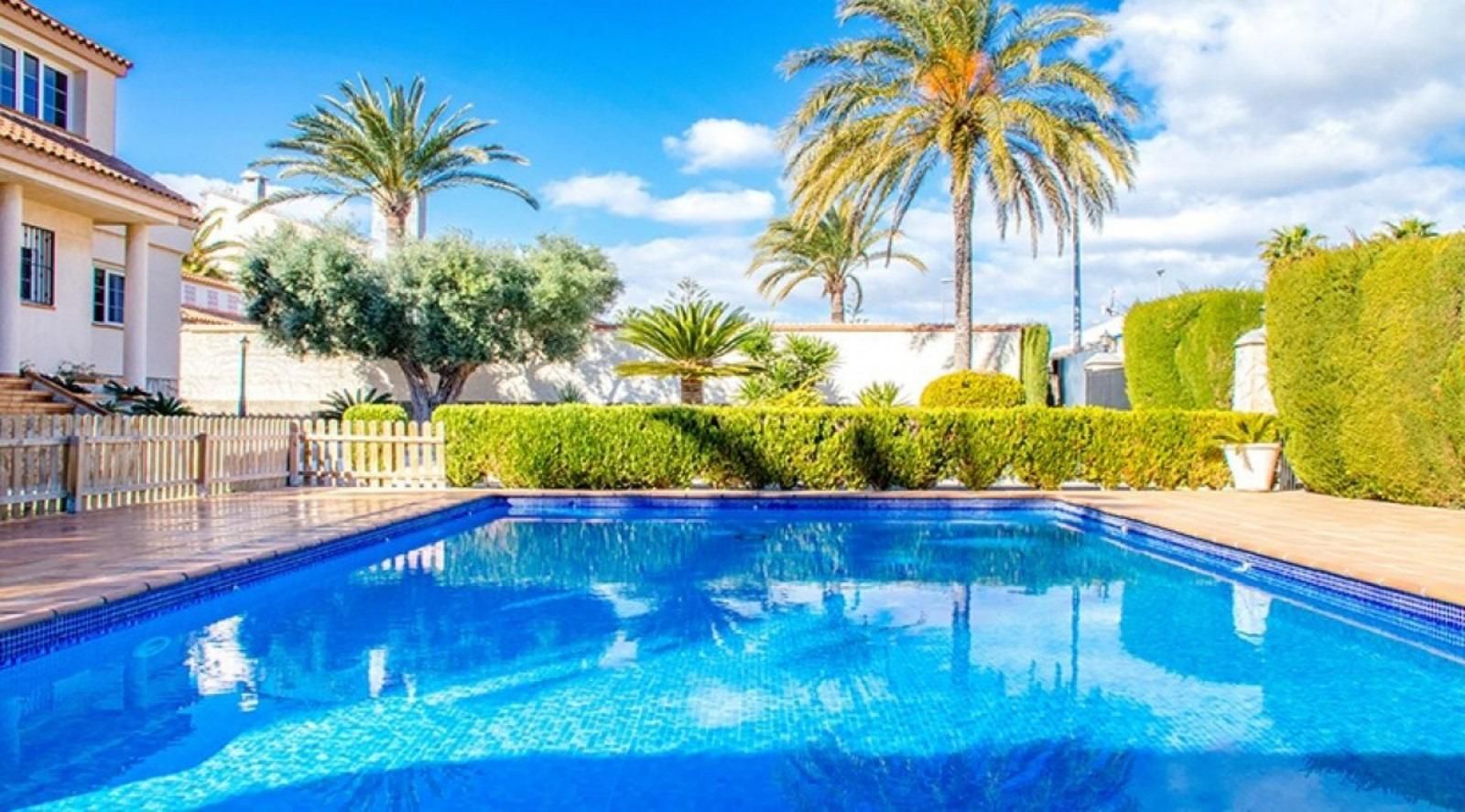 Piscina de Casa o xalet en venda en Pilar de la Horadada amb Aire condicionat, Calefacció i Jardí privat