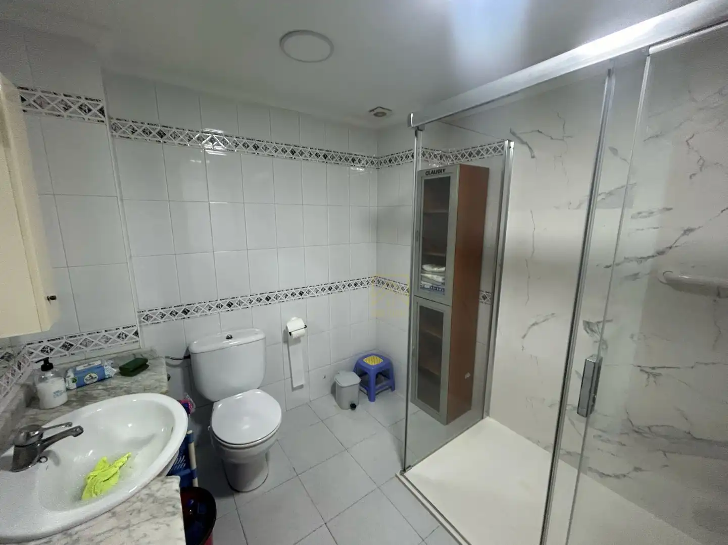 Baño de Piso de alquiler en Torrelavega  con Calefacción, Parquet y Amueblado