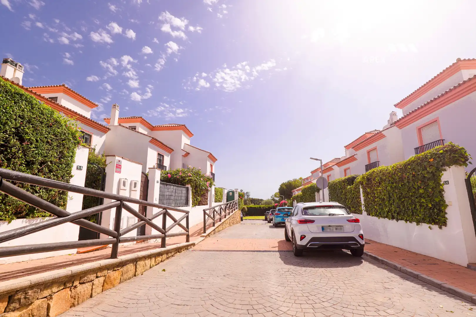 Außenansicht von Einfamilien-Reihenhaus zum Verkauf in Marbella mit Klimaanlage, Privatgarten und Terrasse