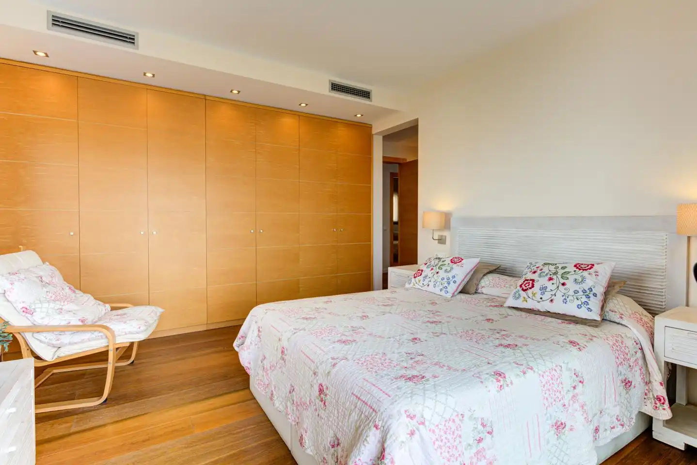Schlafzimmer von Haus oder Chalet zum Verkauf in Castelldefels mit Klimaanlage, Heizung und Privatgarten