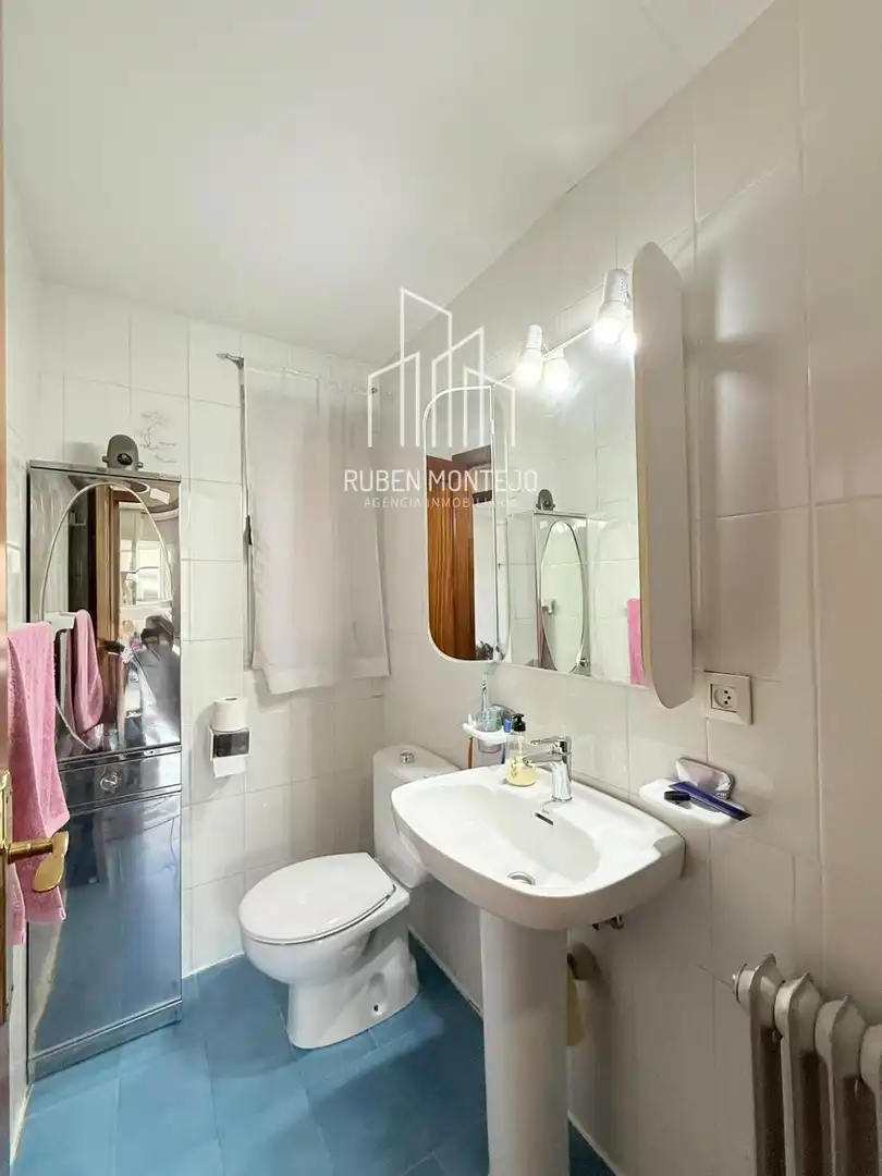 Bathroom of Flat for sale in Salamanca  with Heating, Terrace and Storage room