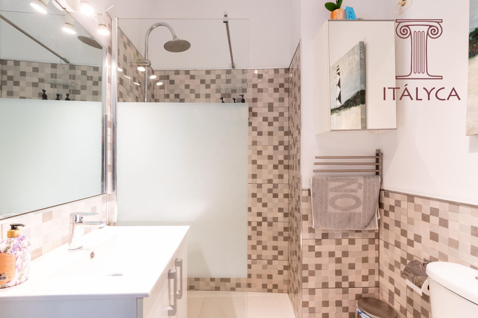 Bathroom of Flat for sale in  Sevilla Capital  with Air Conditioner and Heating