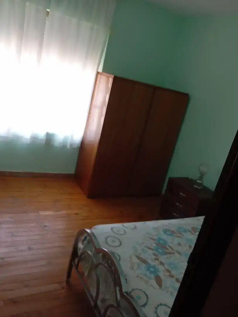 Schlafzimmer von Wohnung zur Miete in Benavides mit Waschmaschine, Mikrowelle und Fernseher