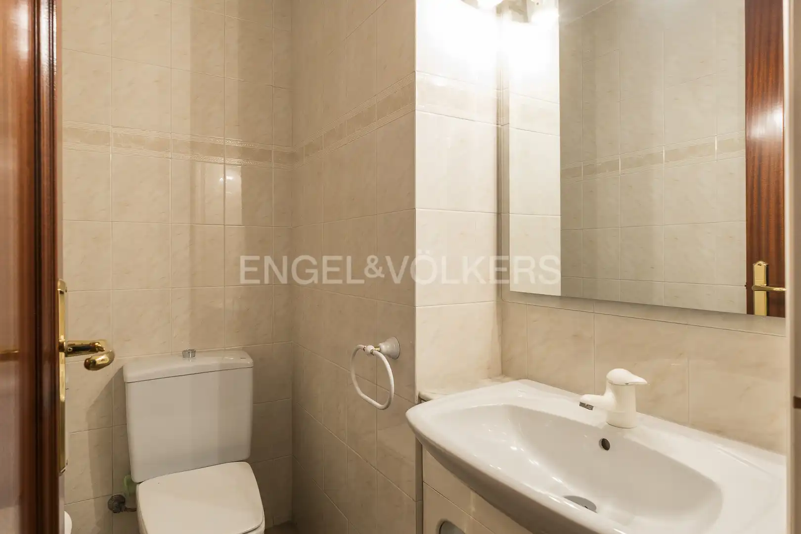 Badezimmer von Einfamilien-Reihenhaus zum Verkauf in Barcelona mit Heizung, Privatgarten und Parkett
