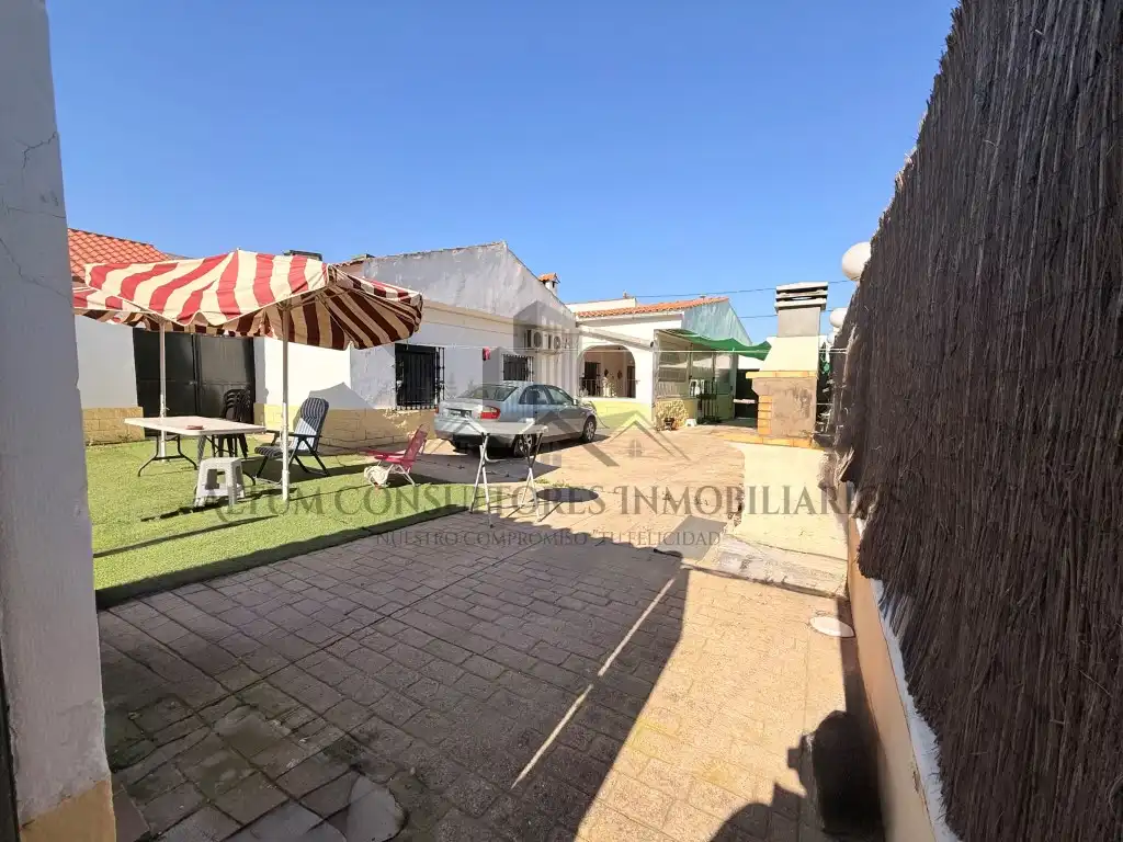 Vista exterior de Casa o xalet en venda en Alcalá de Guadaira