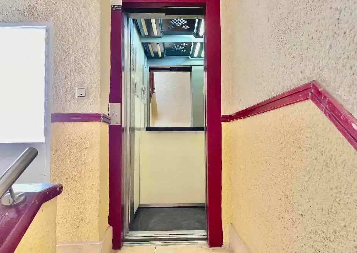 Flat for share in Requena  with Air Conditioner, Heating and Furnished