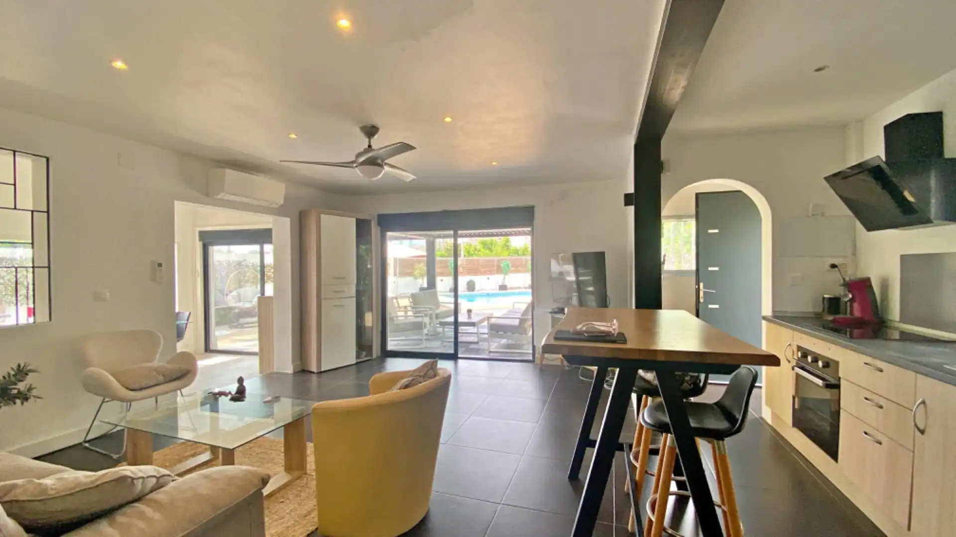 Sala d'estar de Casa o xalet en venda en Calpe / Calp amb Aire condicionat, Jardí privat i Terrassa