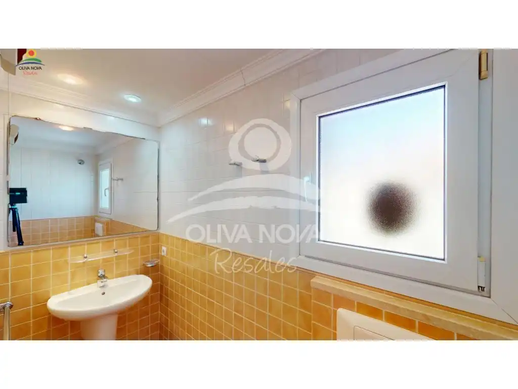 Bany de Casa o xalet en venda en Oliva amb Jardí privat, Terrassa i Piscina