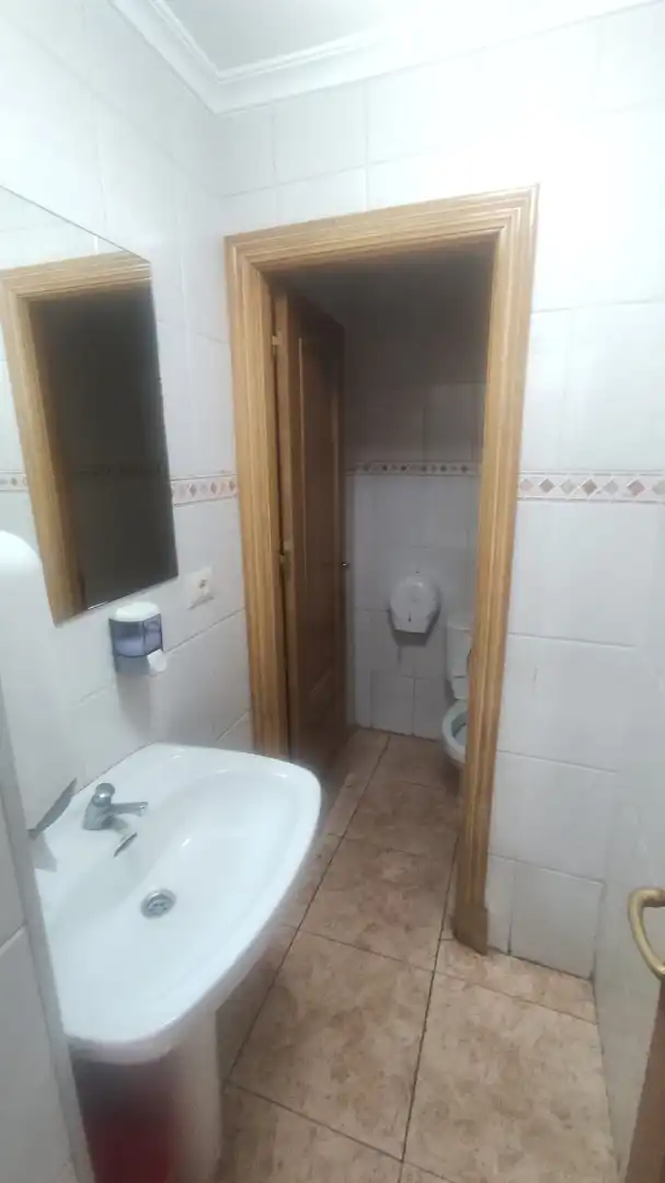 Baño de Local de alquiler en Ourense Capital  con Calefacción, Terraza y Amueblado