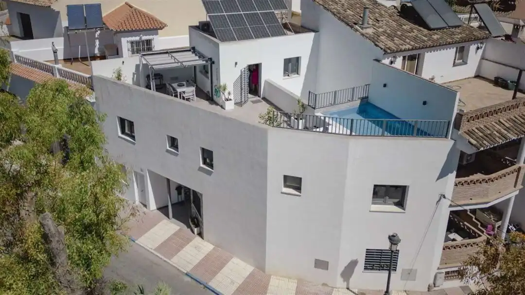 Vista exterior de Casa adosada en venta en Marbella con Terraza y Piscina