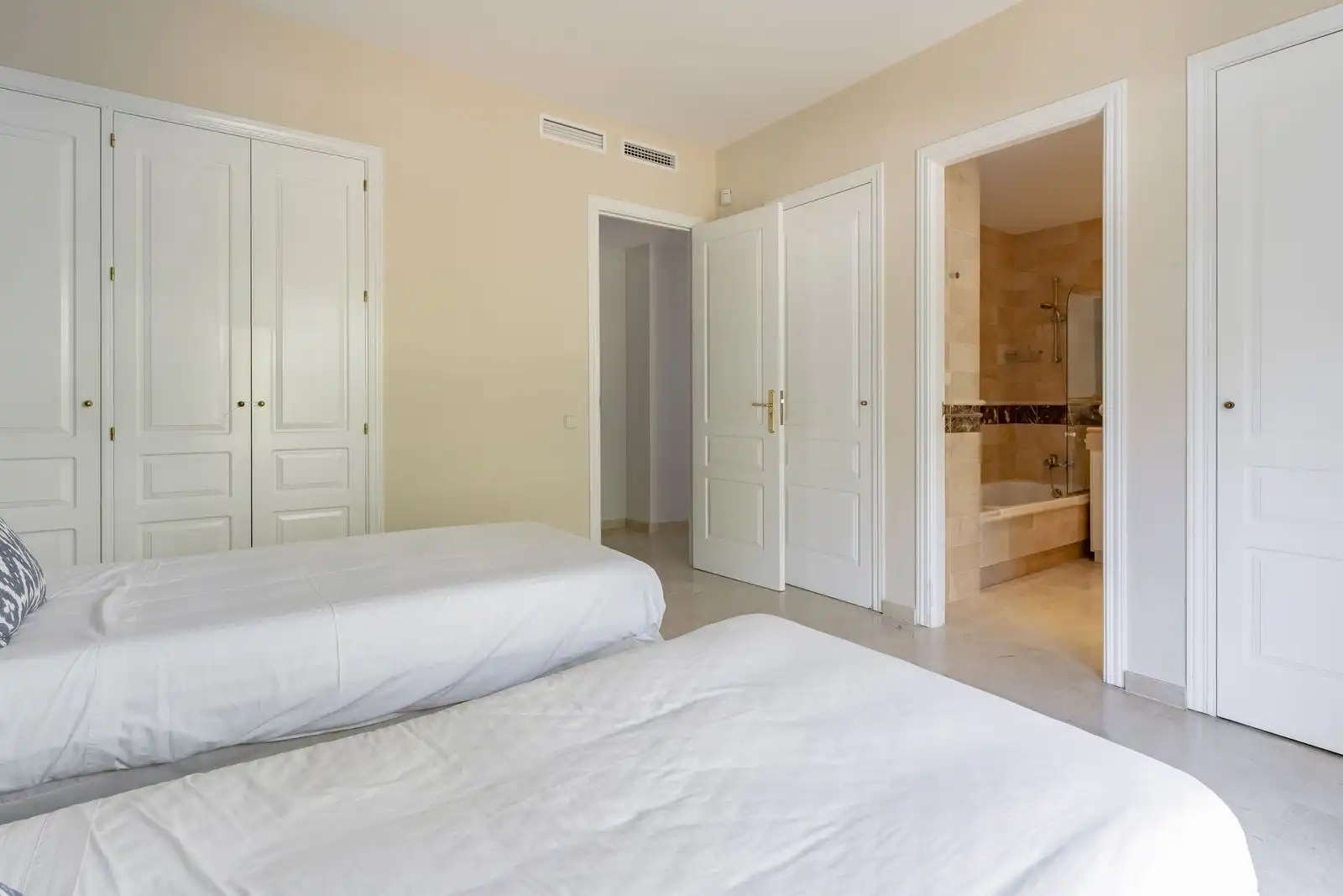 Dormitori de Apartament en venda en Marbella amb Aire condicionat, Jardí privat i Terrassa