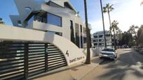 Vista exterior de Planta baixa en venda en Marbella amb Aire condicionat, Terrassa i Piscina