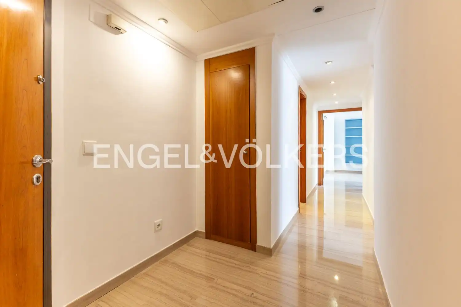 Wohnung zum Verkauf in Valencia mit Klimaanlage, Heizung und Privatgarten