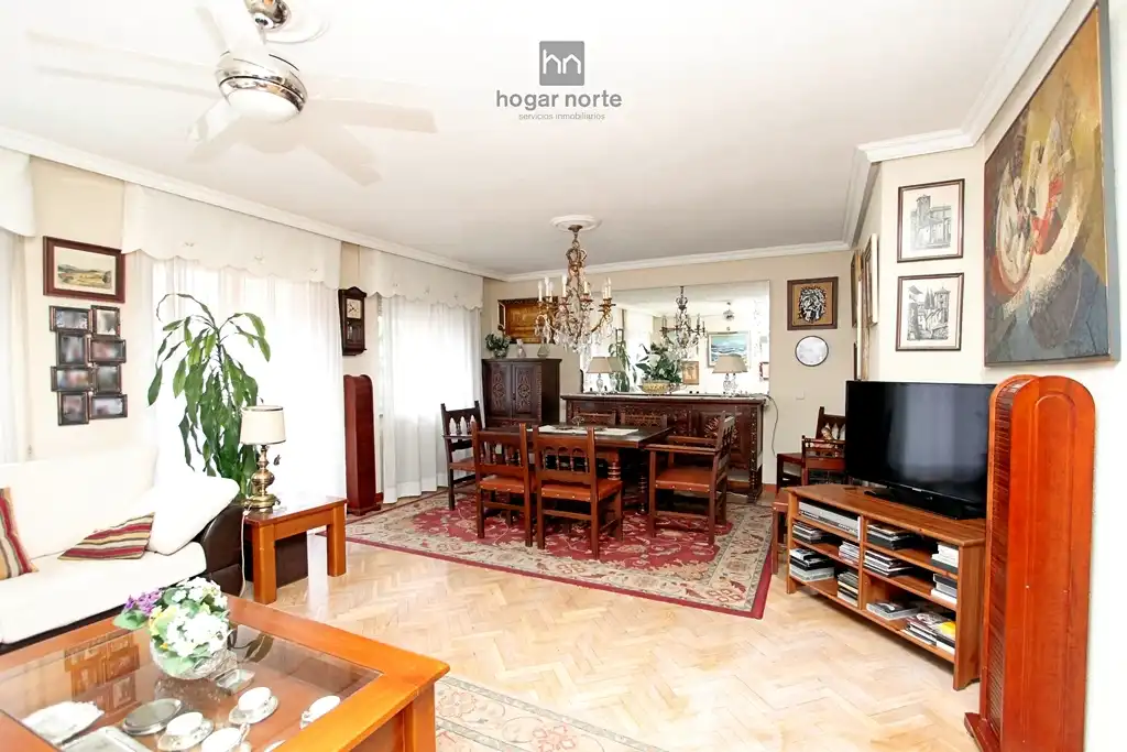 Sala d'estar de Pis en venda en San Sebastián de los Reyes amb Calefacció, Jardí privat i Parquet