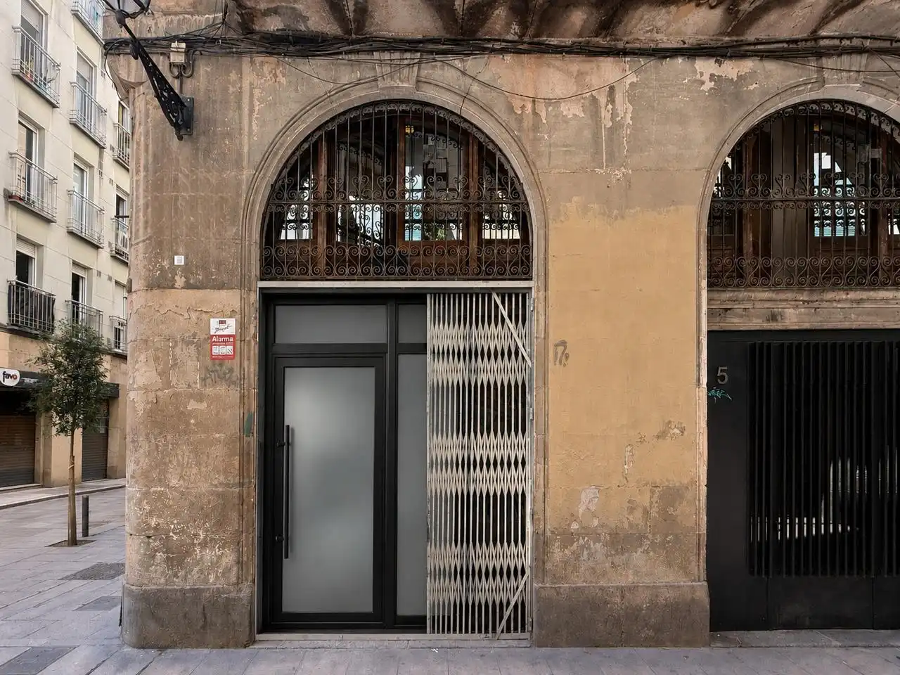 Vista exterior de Local en venda en Barcelona