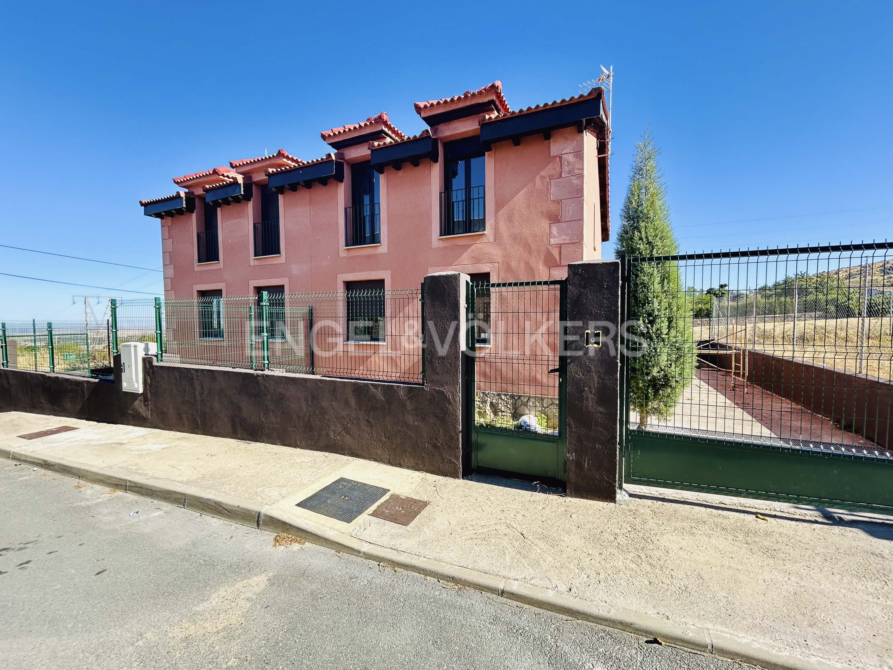 Exterior view of Single-family semi-detached for sale in Otero de Herreros  with Air Conditioner, Heating and Private garden