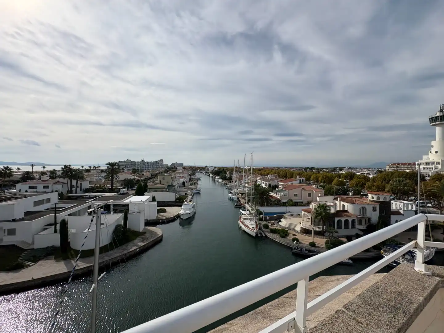 Vista exterior de Dúplex en venda en Empuriabrava amb Aire condicionat, Terrassa i Balcó
