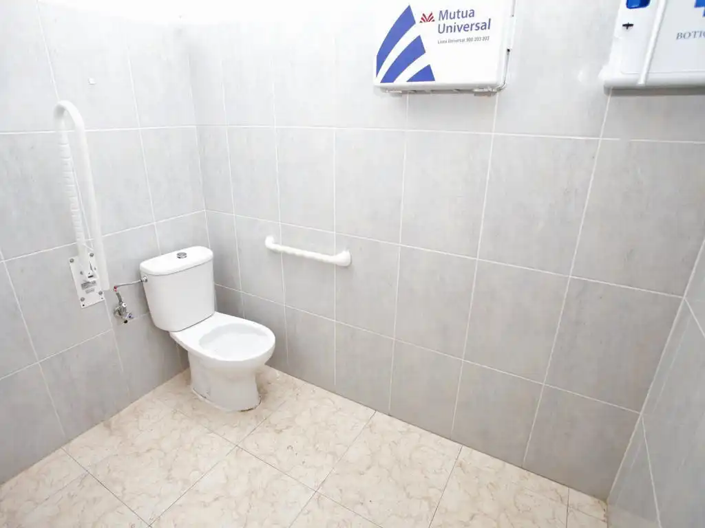 Badezimmer von Geschaftsraum zur Miete in Torrevieja mit Klimaanlage