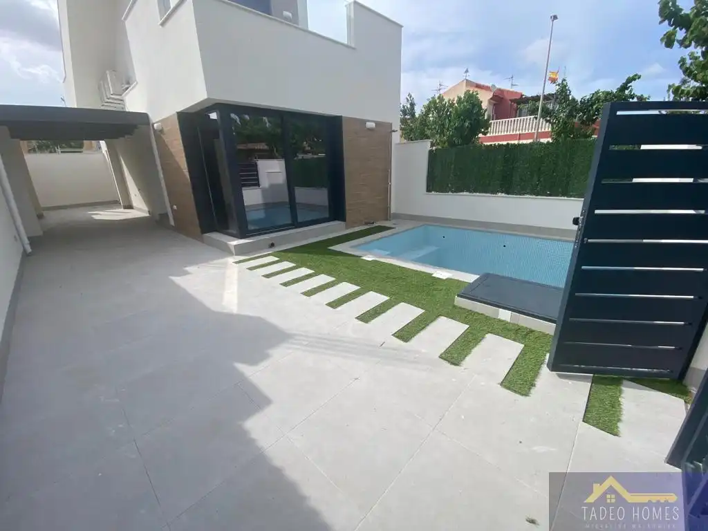 Piscina de Casa o xalet en venda en Los Alcázares amb Aire condicionat, Calefacció i Terrassa