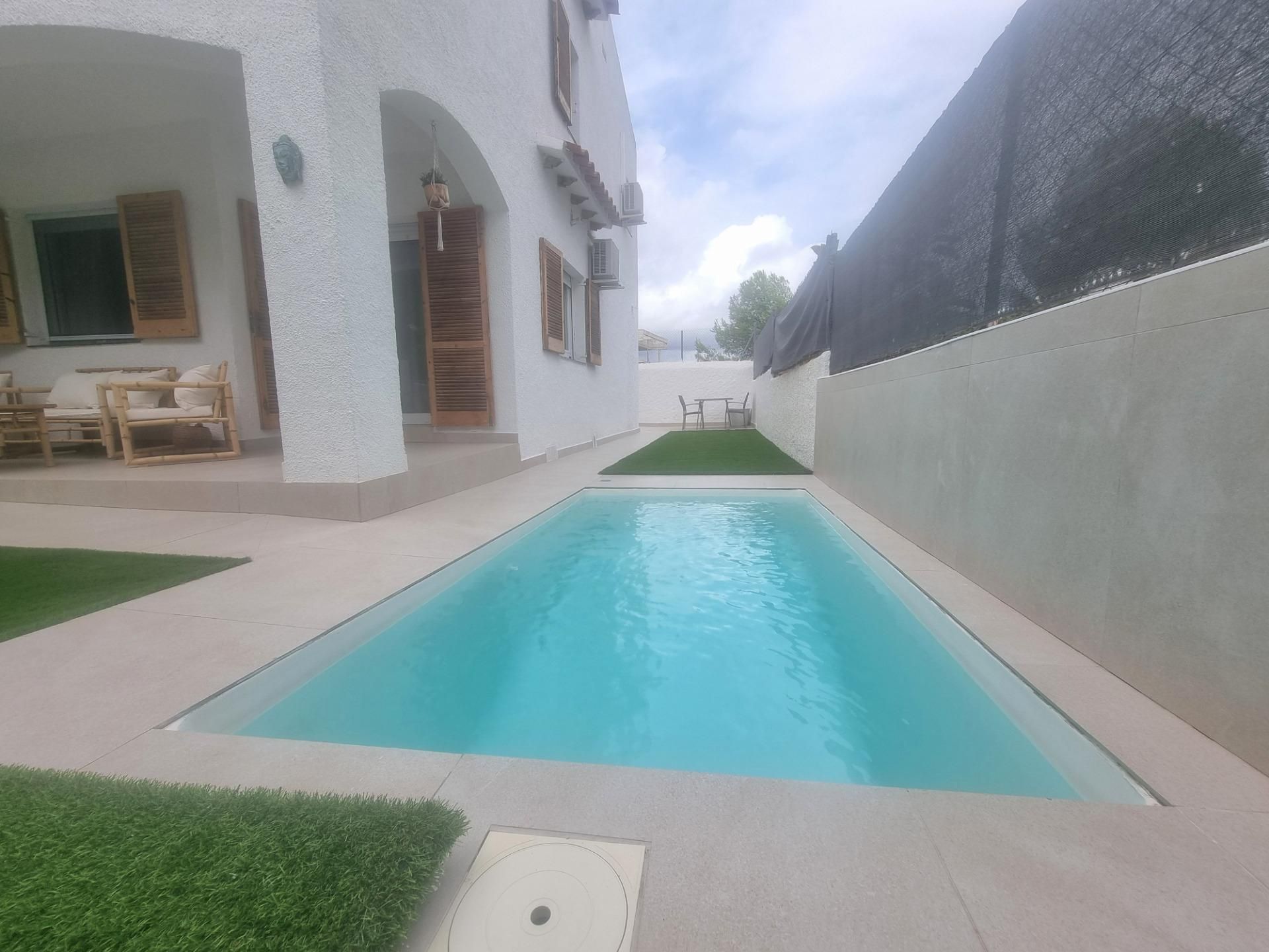 Piscina de Casa adosada en venda en Creixell amb Aire condicionat, Jardí privat i Terrassa