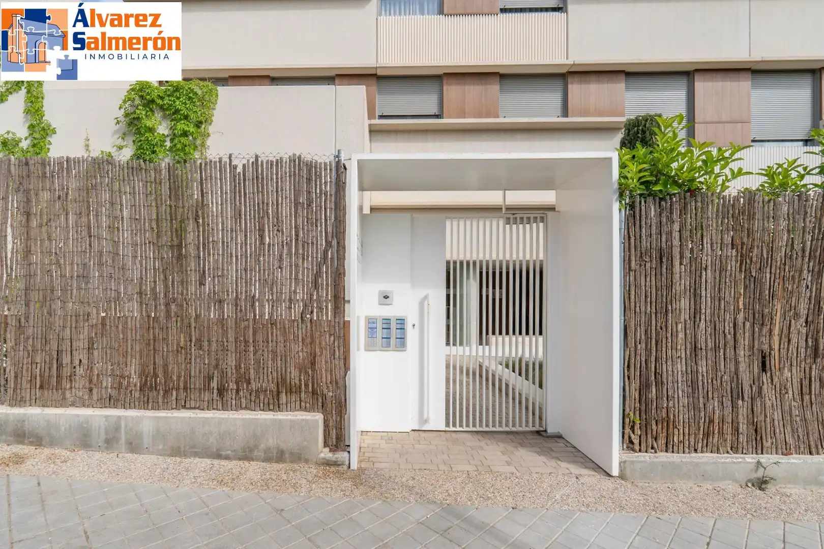 Vista exterior de Pis en venda en Granada amb Moblat i Piscina comunitària