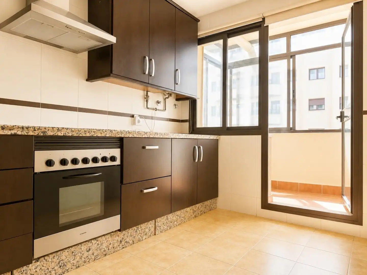 Cocina de Piso en venta en Málaga con Terraza, Trastero y Piscina comunitaria