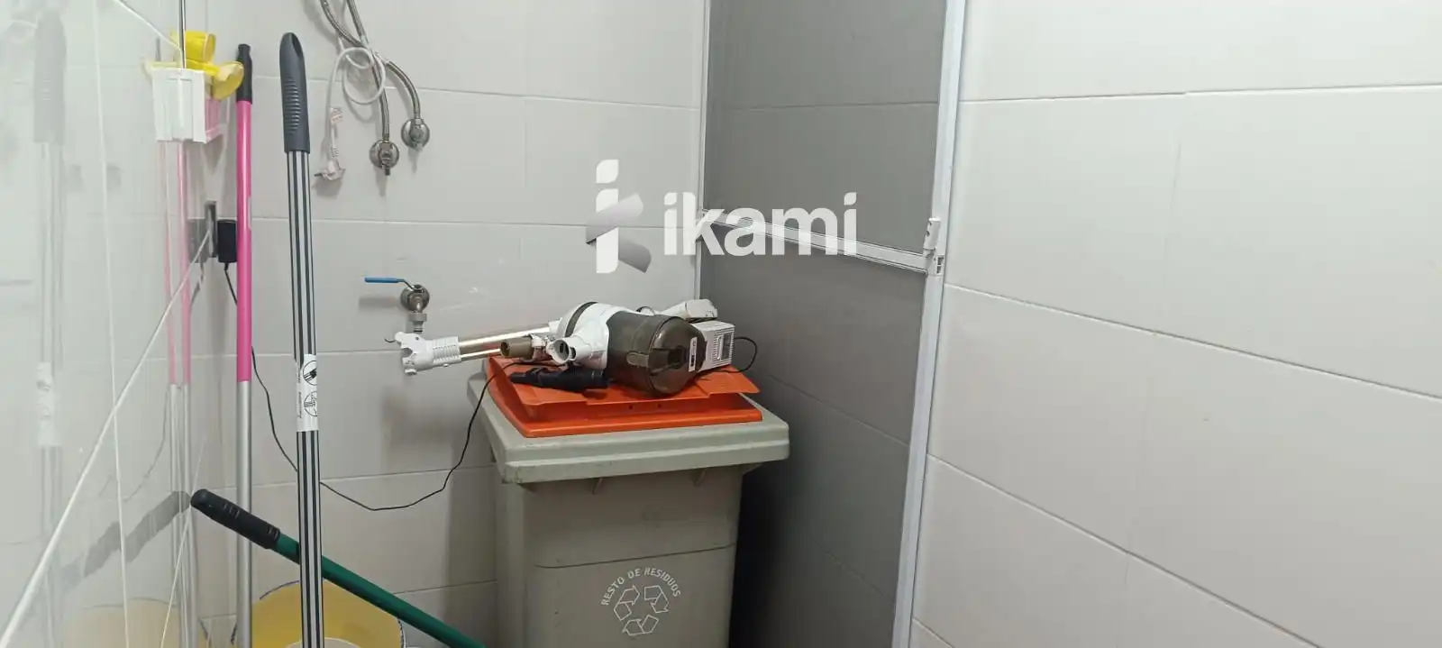 Bany de Local en venda en Madrid amb Terrassa, Moblat i Internet