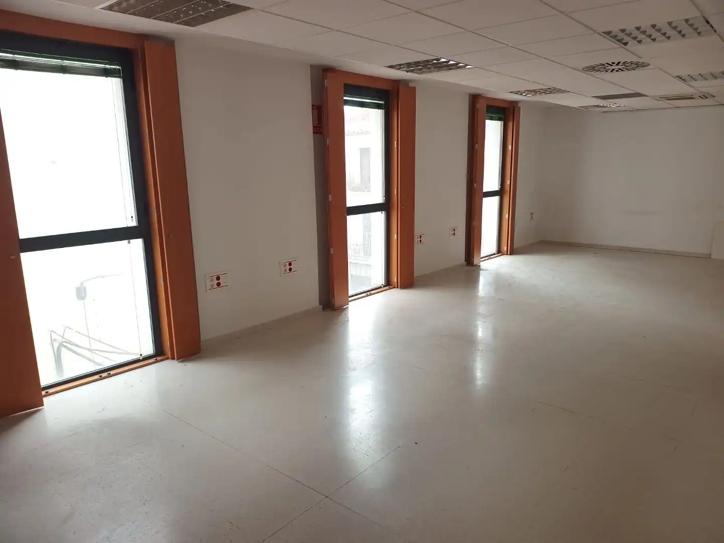 Office for rent in Alagón  with Air Conditioner, Heating and Furnished