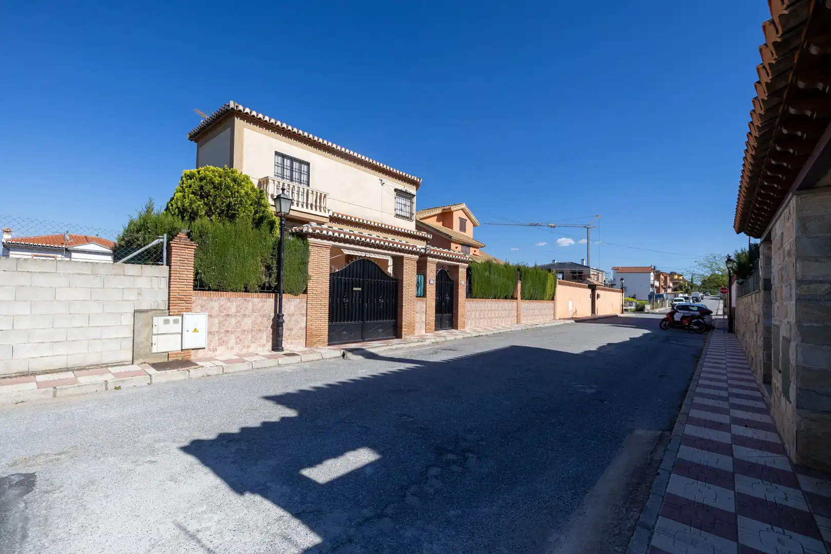 Vista exterior de Casa o xalet en venda en Cúllar Vega amb Aire condicionat, Calefacció i Terrassa