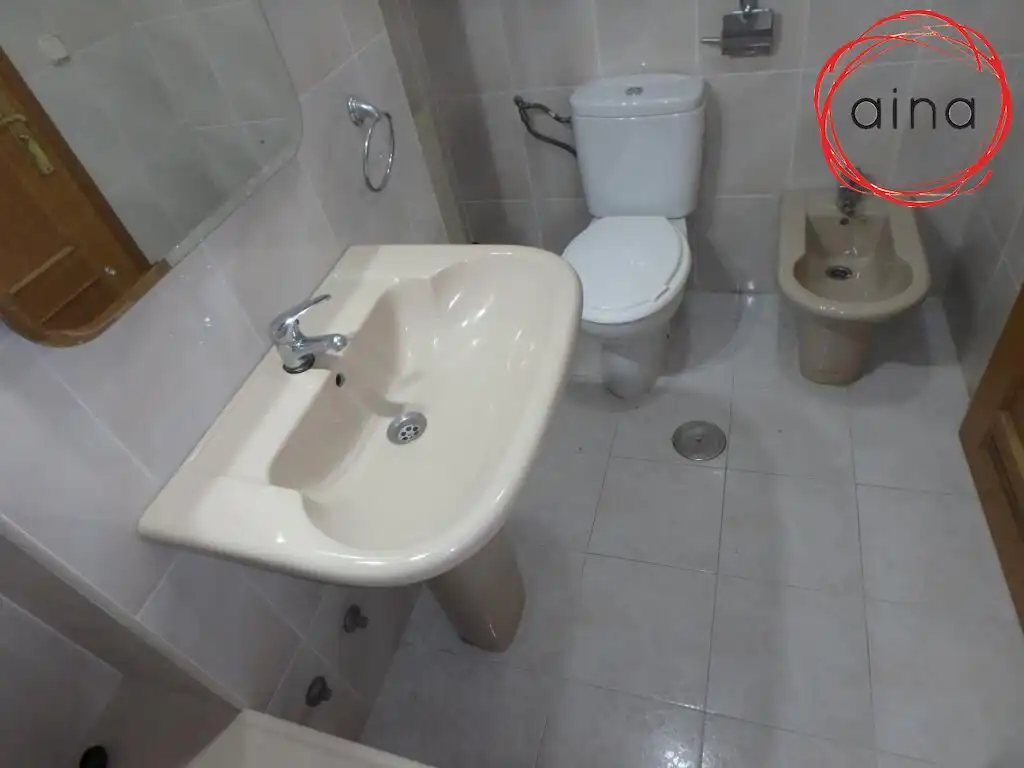 Baño de Piso de alquiler en  Pamplona / Iruña con Calefacción, Terraza y Balcón