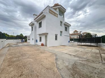 Villa con piscina in vendita a Montebello - Nou Espai