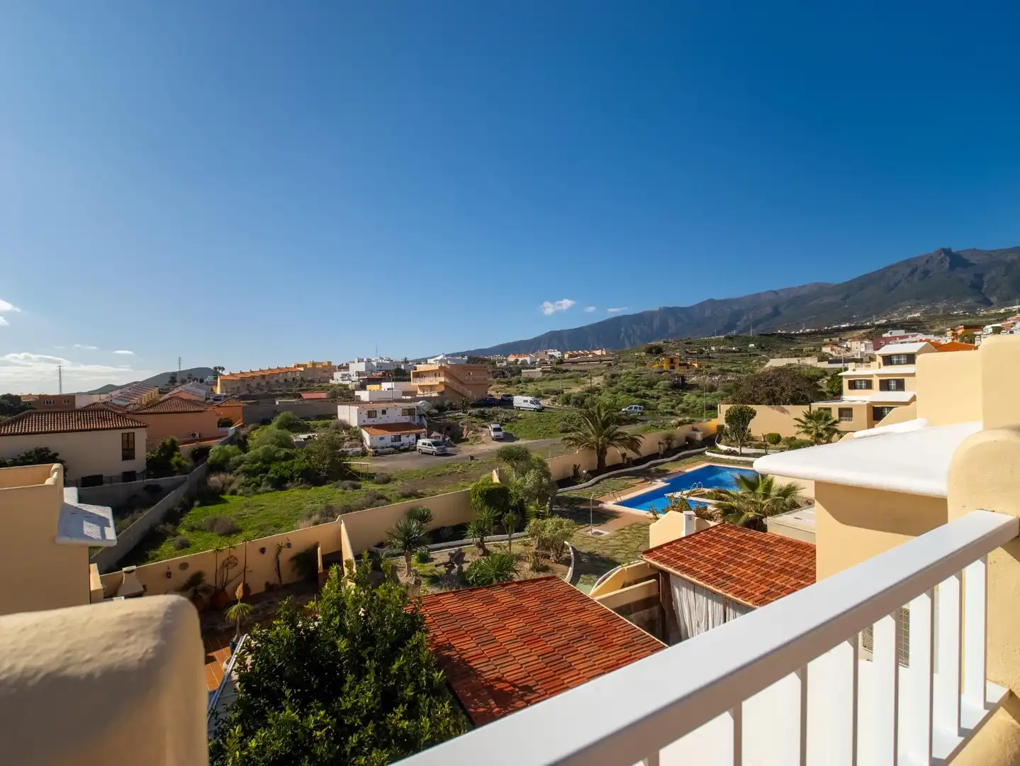 Vista exterior de Casa adosada en venda en Candelaria amb Aire condicionat, Jardí privat i Piscina comunitària