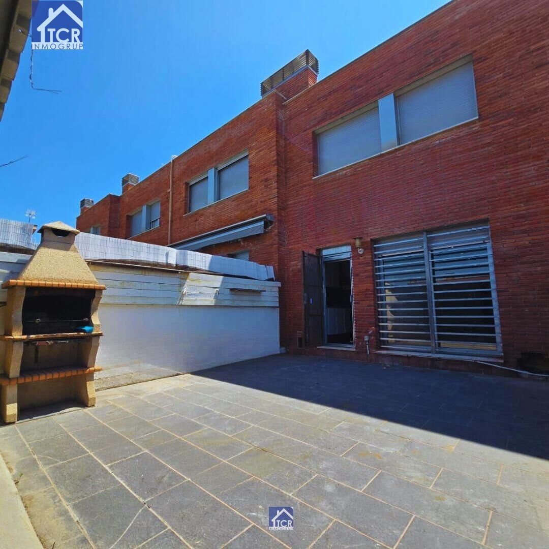 Vista exterior de Casa o xalet en venda en Palau-solità i Plegamans amb Terrassa