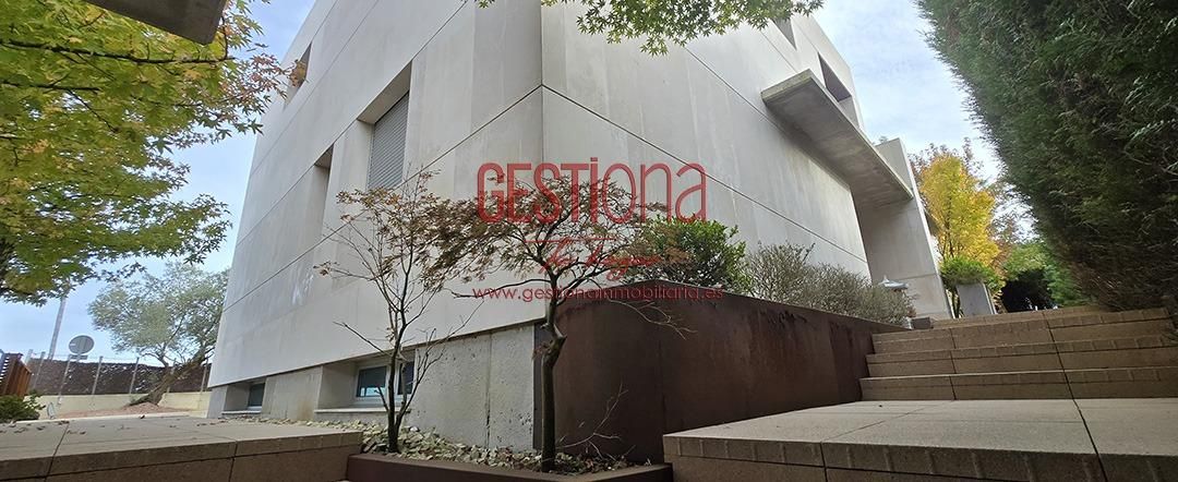 Vista exterior de Casa o xalet en venda en Santa Cruz de Bezana amb Calefacció, Jardí privat i Terrassa