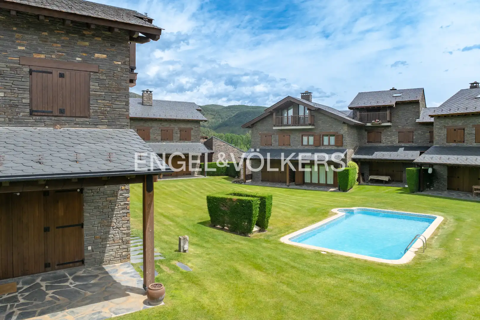 Vista exterior de Casa adosada en venda en Bellver de Cerdanya amb Calefacció, Parquet i Terrassa