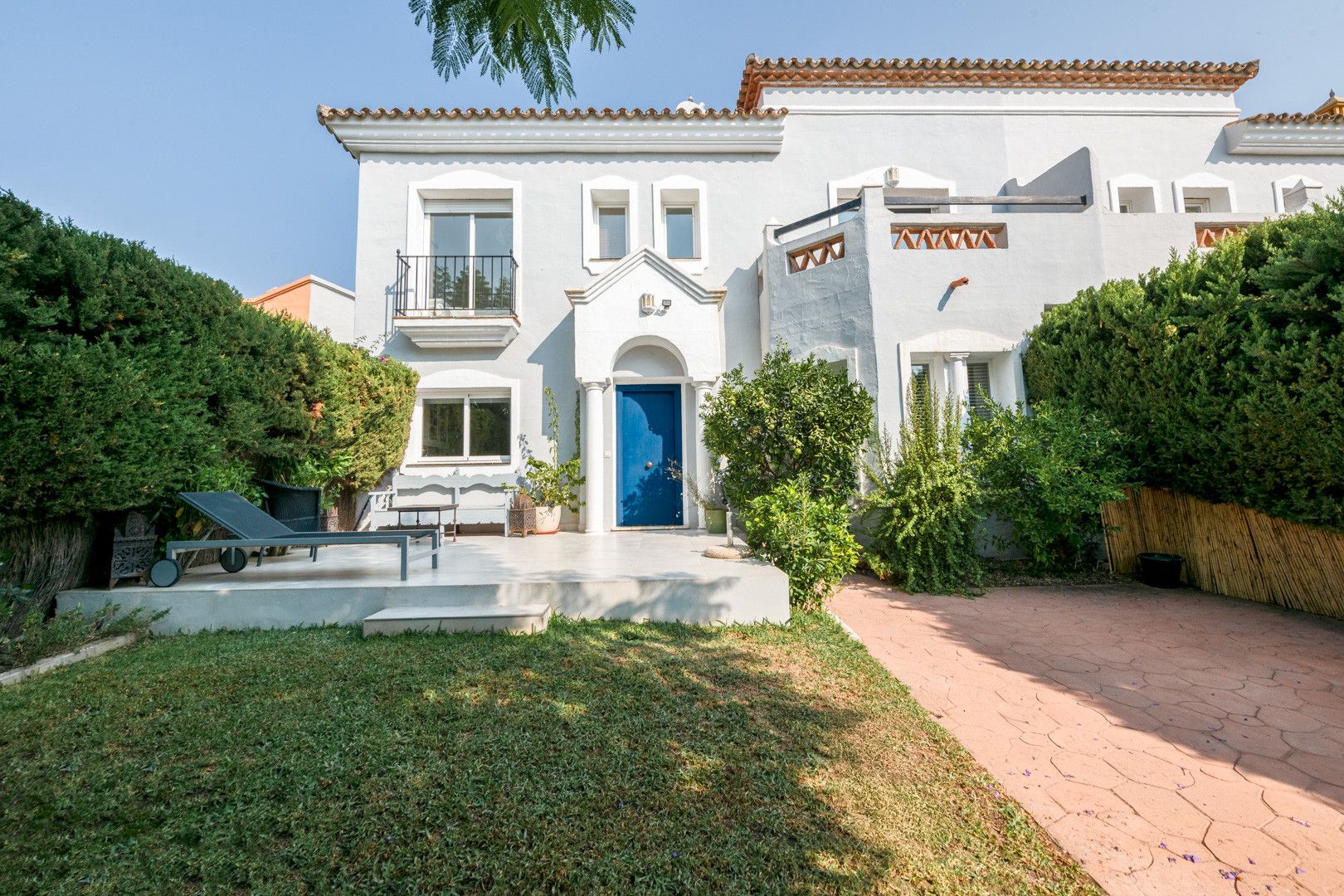 Vista exterior de Casa adosada de lloguer en Estepona amb Aire condicionat, Calefacció i Jardí privat