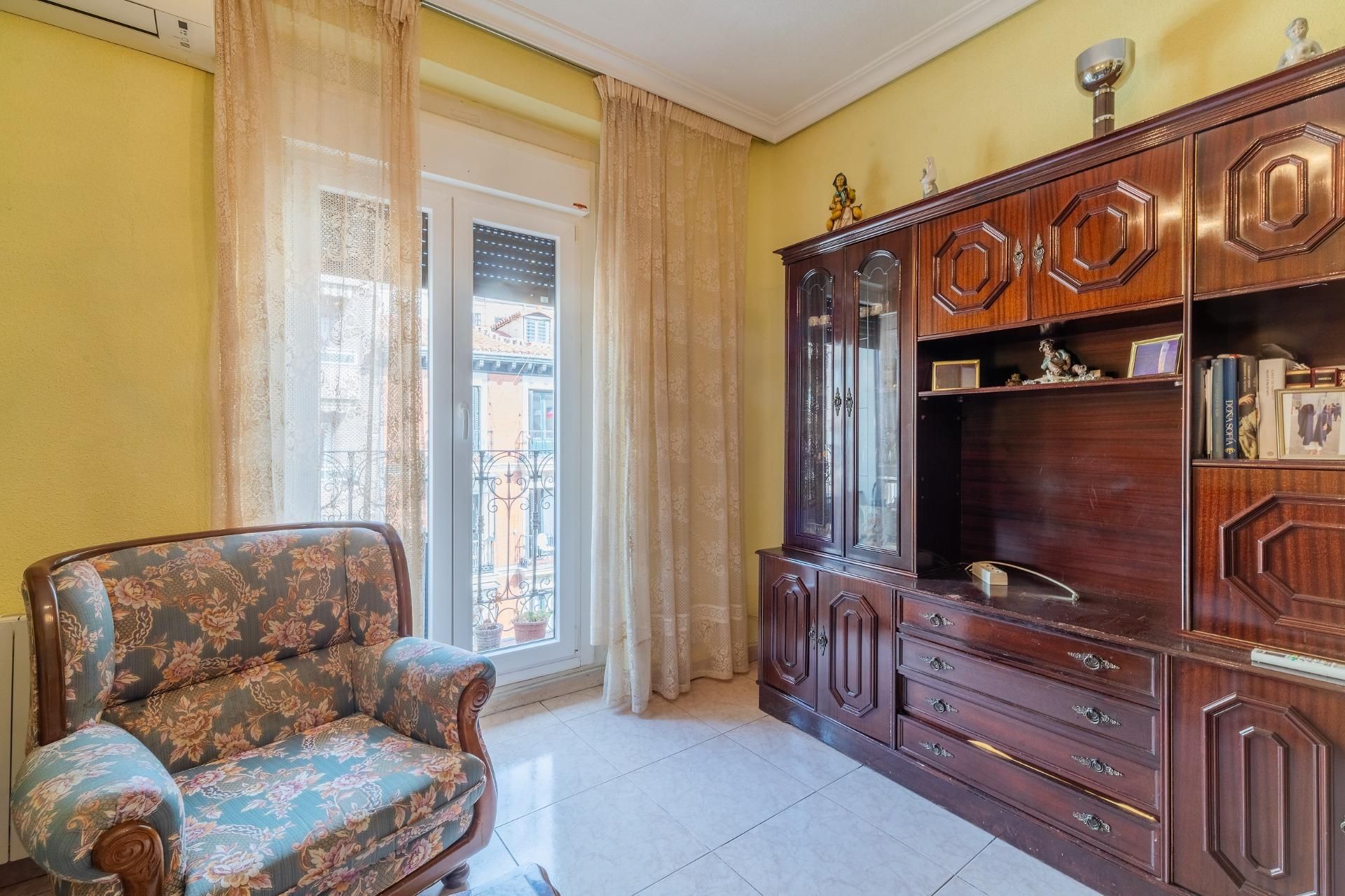 Living room of Flat for sale in  Madrid Capital  with Air Conditioner, Heating and Balcony