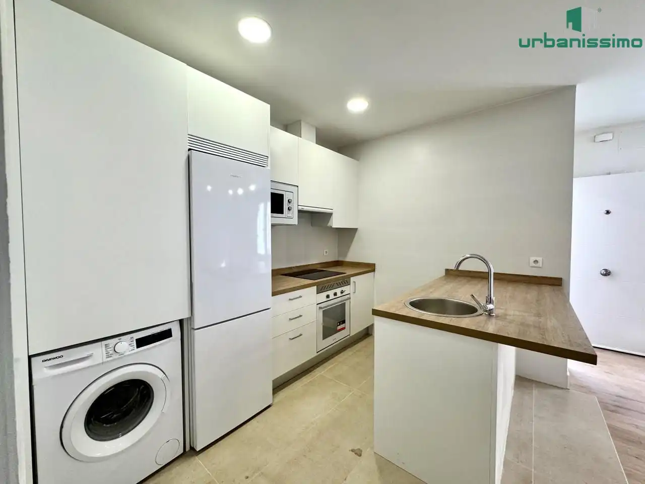 Cuina de Apartament de lloguer en Madrid amb Aire condicionat, Calefacció i Moblat
