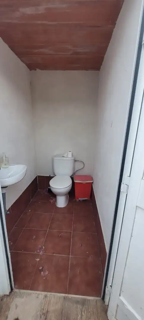 Bany de Finca rústica en venda en Los Barrios amb Jardí privat, Piscina i Moblat