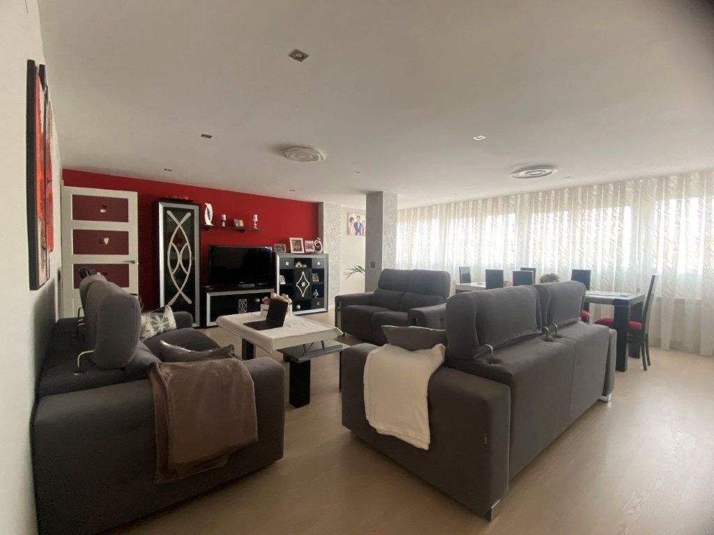 Wohnzimmer von Einfamilien-Reihenhaus zum Verkauf in Móstoles mit Klimaanlage, Heizung und Privatgarten