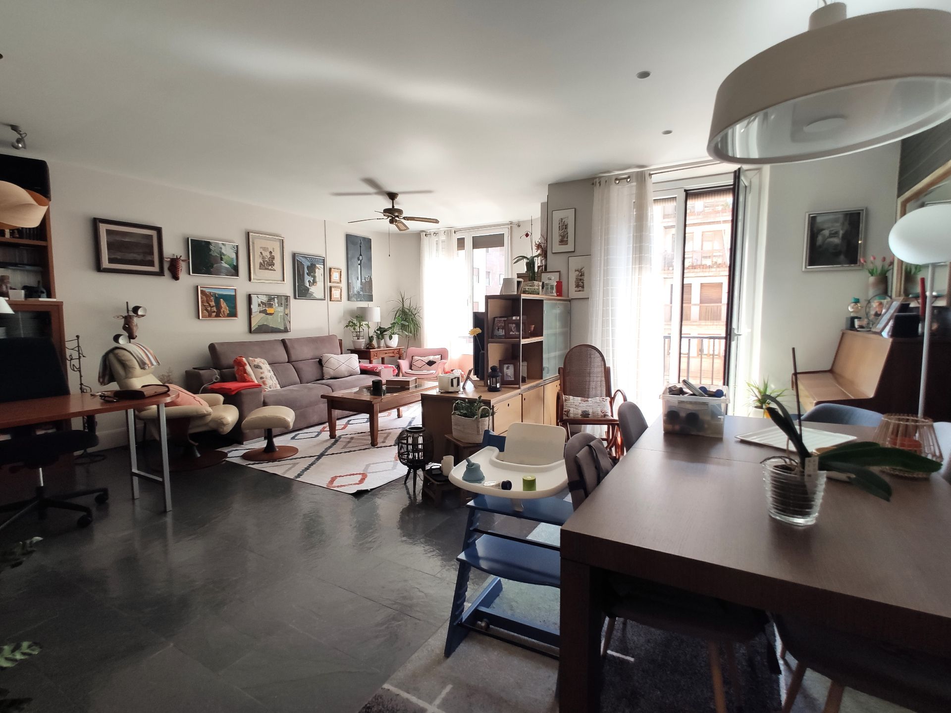 Sala d'estar de Pis en venda en Donostia - San Sebastián  amb Aire condicionat, Calefacció i Moblat