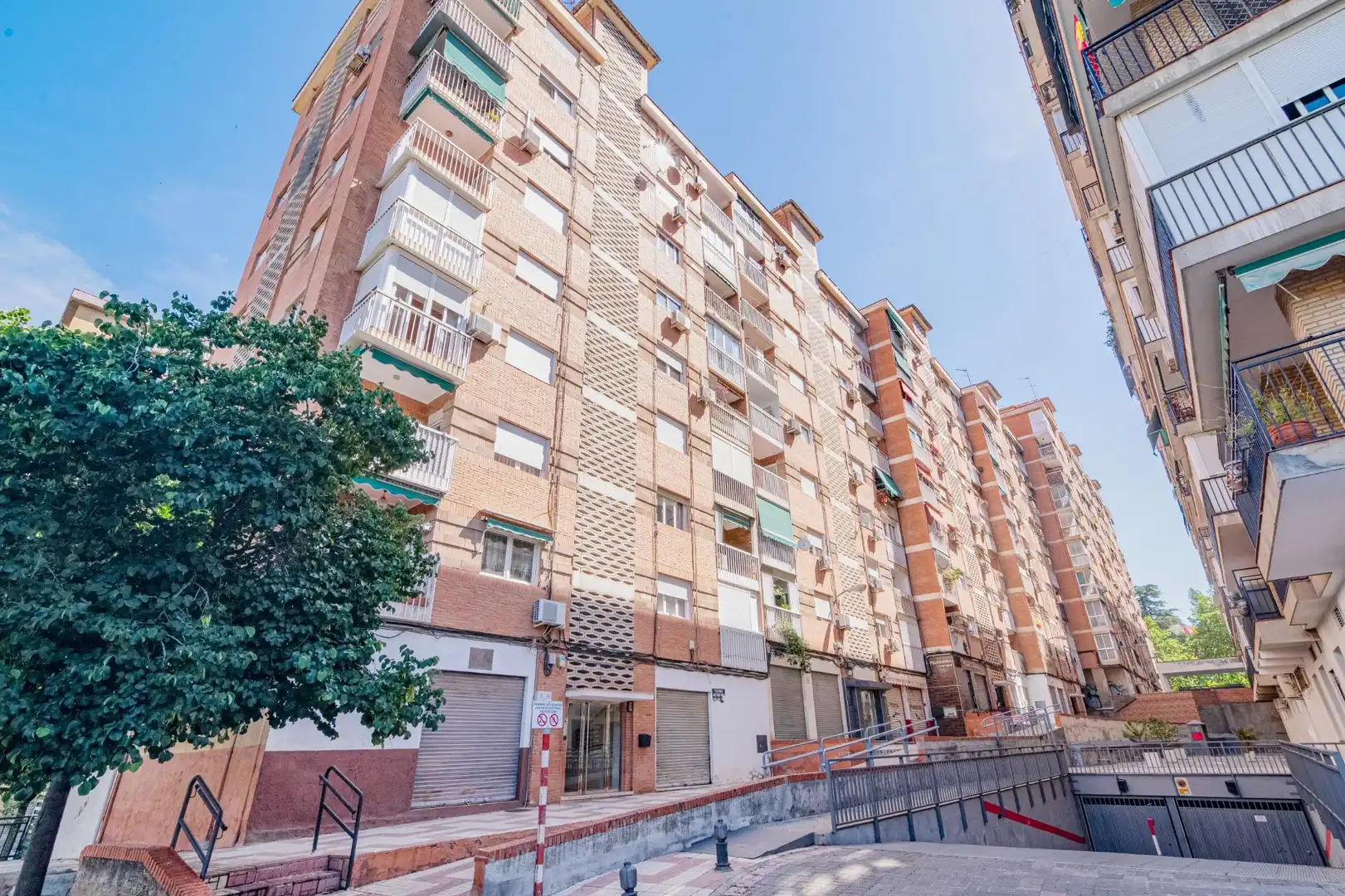 Vista exterior de Pis en venda en Granada amb Aire condicionat i Balcó