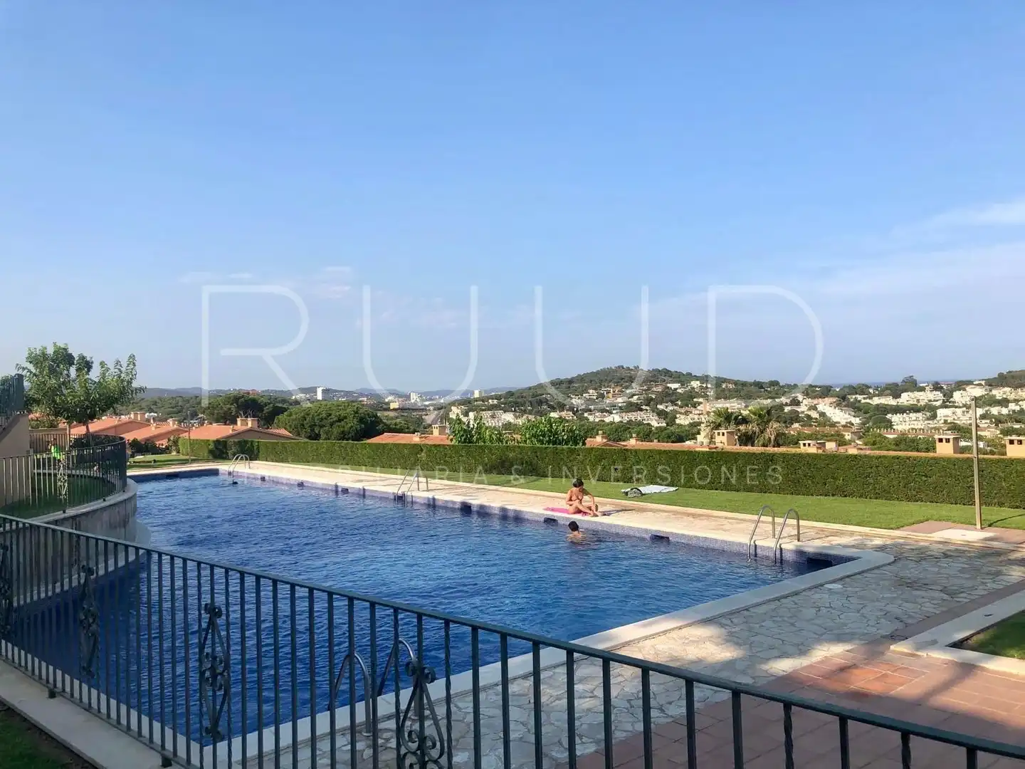 Schwimmbecken von Einfamilien-Reihenhaus zur Miete in Sant Feliu de Guíxols mit Klimaanlage, Heizung und Privatgarten